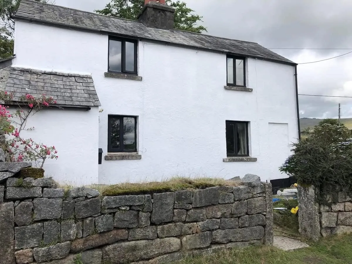 Render repair and exterior repaint of a cottage in Porthleven